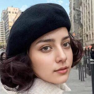 BERET WITH SHORT CURLS